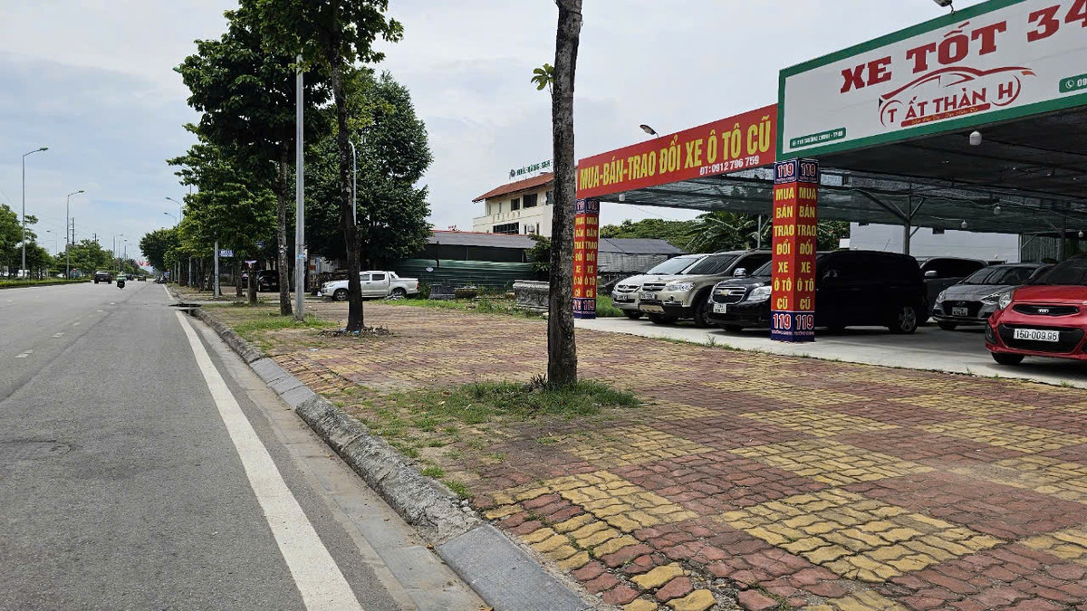 Tuyến đường Trường Chinh là nơi xuất hiện nhiều vị trí bày bán ô tô cũ nhưng đến nay vẫn tồn tại dù không được xây dựng theo quy hoạch.