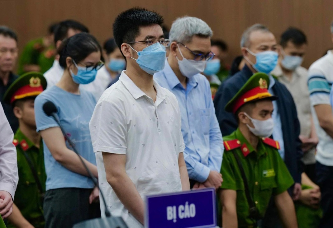  Vali khóa số chứa đựng 4 chai rượu vang: Tại phiên tòa xét xử vụ chuyến bay giải cứu, một tình tiết gây tranh cãi khi cựu điều tra viên Hoàng Văn Hưng thừa nhận là có nhận chiếc cặp khóa số trong chỉ là bốn chai rượu vang, chứ không như cáo buộc là chứa 450.000 USD. Tuy nhiên, căn cứ vào nhiều dữ liệu, chứng cứ liên quan, cơ quan tố tụng cho rằng đủ cơ sở để kết luận Hưng đã nhận 450.000 USD, cùng với 350.000 USD mà Hưng đã nhận trước đó, cơ quan tố tụng quy kết Hưng nhận tổng cộng 800.000 USD (tương đương 18,8 tỷ đồng).