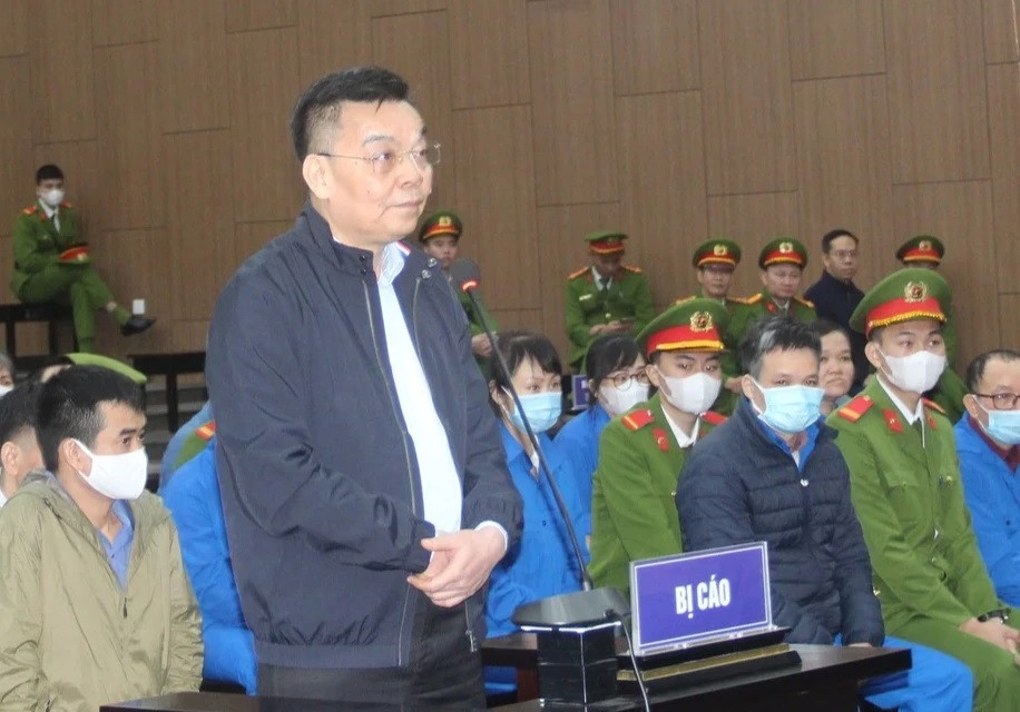  Nhận túi quà 200.000 USD chỉ nghĩ là “sản phẩm y tế”. Trong vụ án Việt Á, cựu Bộ trưởng KHCN Chu Ngọc Anh bị tuyên phạt 3 năm tù về tội vi phạm quy định về quản lý, sử dụng tài sản nhà nước gây thất thoát, lãng phí. Đáng chú ý, ông Chu Ngọc Anh được Tổng Giám đốc Việt Á Phan Quốc Việt “cảm ơn” 200.000 USD. Tại phiên xét xử, nói về việc này, ông Chu Ngọc Anh thừa nhận cầm 200.000 USD từ Việt, ban đầu chỉ nghĩ bên trong túi quà là sản phẩm y tế. 