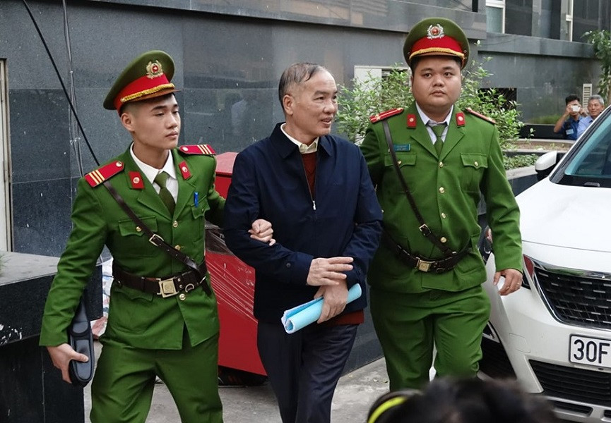  “Thùng hoa quả ngon và 2 triệu USD”: Trong vụ án liên quan thương vụ MobiFone, cựu Chủ tịch MobiFone Lê Nam Trà cũng nhận hối lộ 2,5 triệu USD dưới dạng quà Tết và “thùng hoa quả ngon”. Tại phiên xét xử tháng 12/2019, ông Trà khai nhận món quà biếu Tết, về mở có phong bì 500.000 USD. Lần khác, được nói tặng chút hoa quả ngon với 2 thùng carton, bên trong có 2 triệu USD.