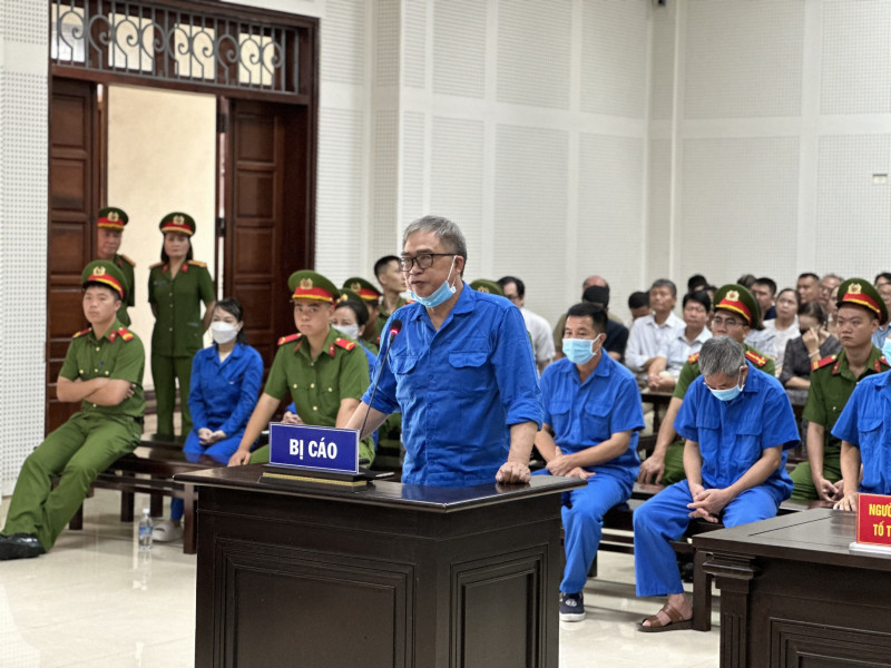  Quà lễ, Tết của cựu Giám đốc Công an Hải Phòng Đỗ Hữu Ca: Tháng 6/2024, cựu Giám đốc Công an Hải Phòng Đỗ Hữu Ca bị tuyên phạt 7 năm tù về tội lừa đảo chiếm đoạt tài sản liên quan nhận 35 tỷ hứa chạy án. Đáng chú ý, thời điểm bắt giữ ông Ca, khám xét chỗ ở của ông Ca ở hai địa chỉ, cảnh sát phát hiện, tạm giữ nhiều tài sản là tiền mặt, ngoại tệ, trang sức, kim loại màu vàng, GCNQSD đất. Ông Ca và vợ khai số đồ vật, tài sản này có được thông qua việc tiết kiệm từ lương trong quá trình công tác trong lực lượng công an, bố mẹ để lại, quà lễ, Tết của các đơn vị và từ việc kinh doanh dự án, bất động sản.