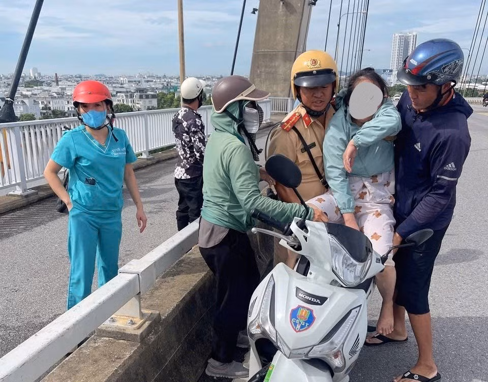 Hai Phong: Canh sat kip thoi ngan chan nguoi phu nu dinh nhay cau