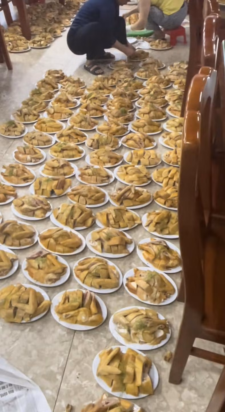 Sự thật “bữa tiệc cưới” 1200 đĩa thịt gà luộc ở Hải Dương? - Hình 4 Su that “bua tiec cuoi” 1200 dia thit ga luoc o Hai Duong?-Hinh-4