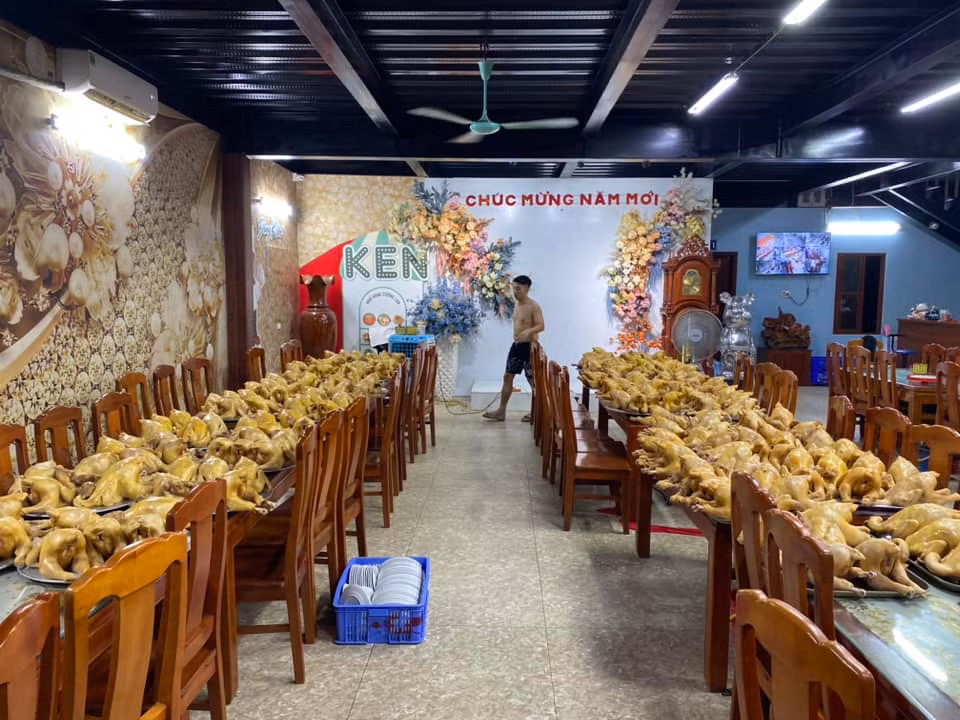 Sự thật “bữa tiệc cưới” 1200 đĩa thịt gà luộc ở Hải Dương? - Hình 2 Su that “bua tiec cuoi” 1200 dia thit ga luoc o Hai Duong?-Hinh-2