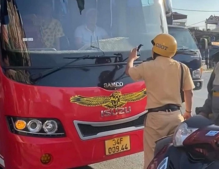 Hải Dương: Xử phạt lái xe khách đẩy CSGT đi giật lùi Hai Duong: Xu phat lai xe khach day CSGT di giat lui