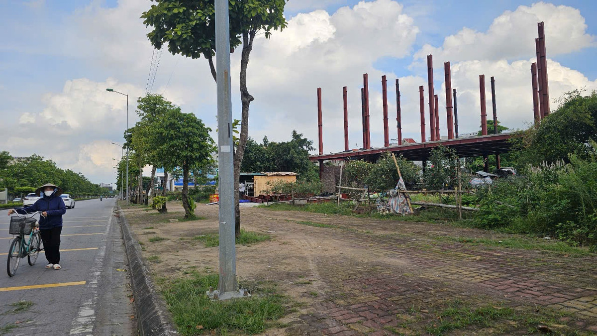 Một công trình mới dựng được khung thô.