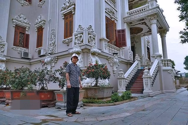 Ban đầu, ông đến Quảng Ninh làm mướn cho các chủ tàu kinh doanh than. Ông lênh đênh trên biển, dù trời lạnh cắt da cắt thịt vẫn phải dậy đón hàng. Ông không quản khó khăn để kiếm tiền. Ảnh: Vietnamnet