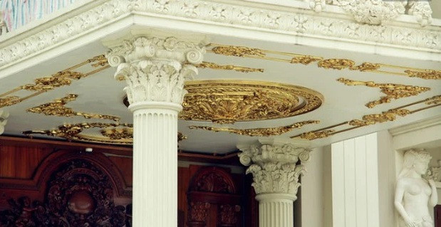 Trần nhà được dát vàng với họa tiết tinh xảo. Ảnh: Người đưa tin