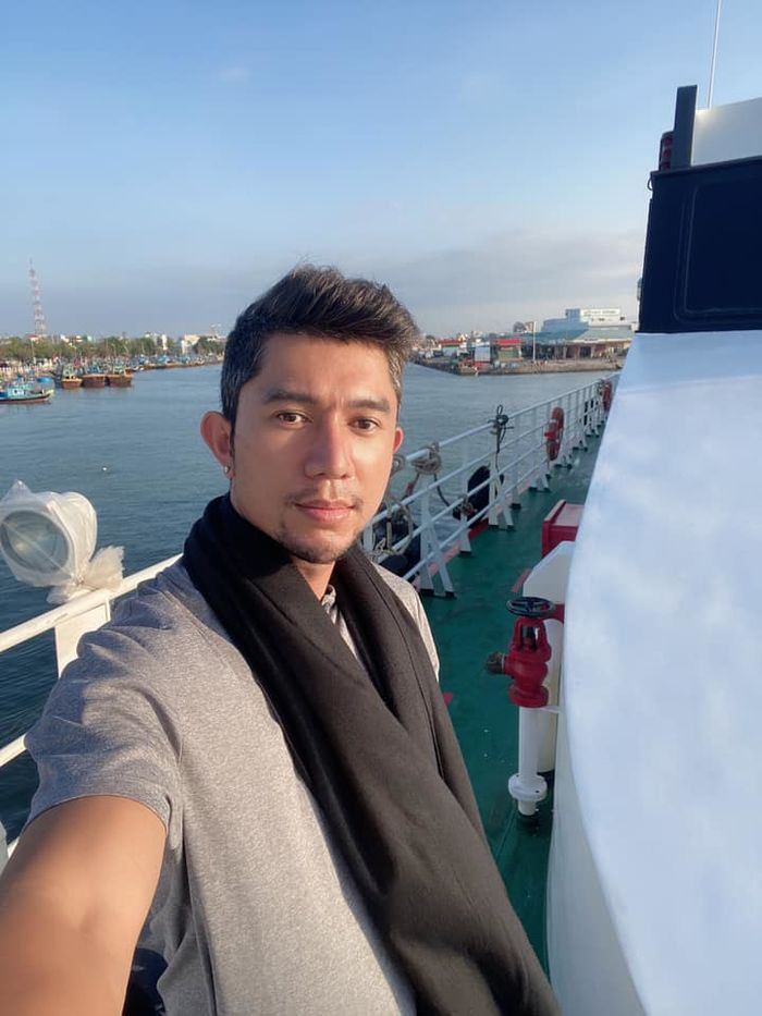 Lương Bằng Quang hiện không di diễn nhiều, cũng không phát hành nhiều bài hát như trước. Anh chàng mở lớp dạy nhạc tại nhà để kiếm thêm thu nhập. Ảnh: FBNV