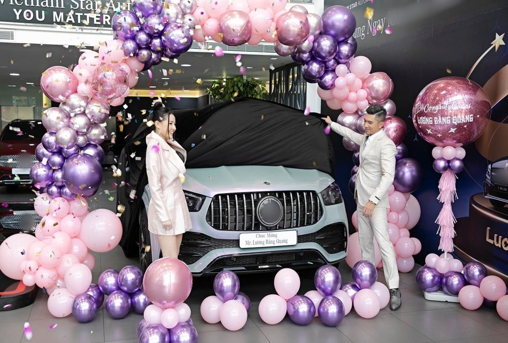 Cách đây không lâu, cặp đôi cũng cùng nhau hoàn thành mục tiêu trước khi cưới là tậu một xế hộp tiền tỷ và mua nhà. Ảnh: FBNV