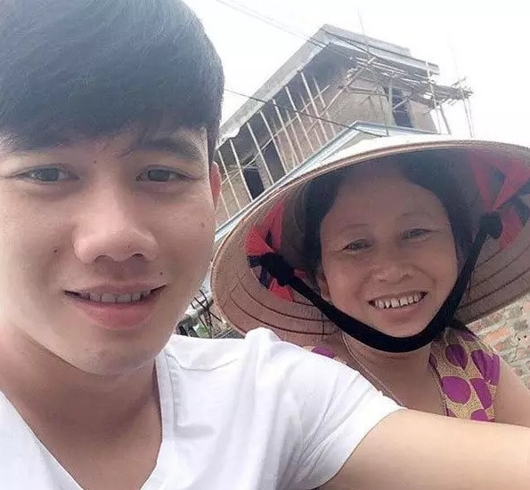 Cách đây vài tháng, tiền vệ Minh Vương làm bao người cảm động khi khoe xây nhà mới để tặng mẹ. Ảnh: FBNV