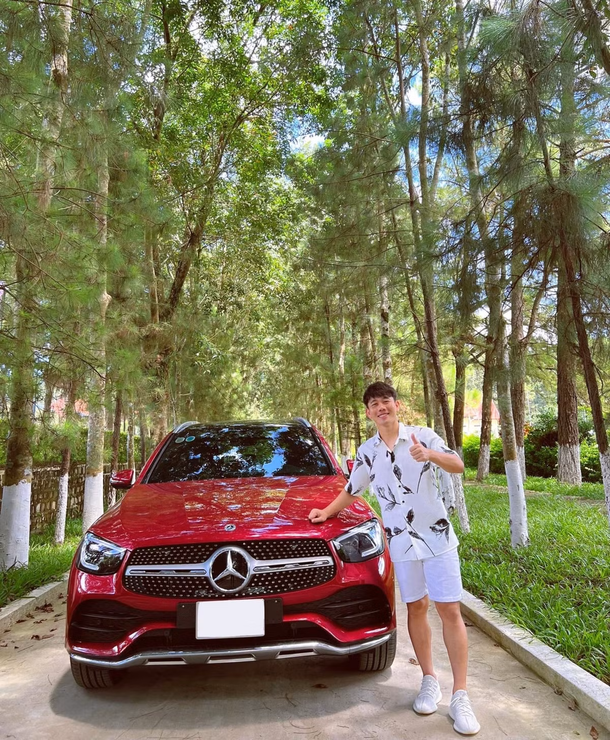 Xế hộp vừa tậu của Minh Vương trị giá khoảng 2,5 tỷ đồng. Ảnh: FBNV