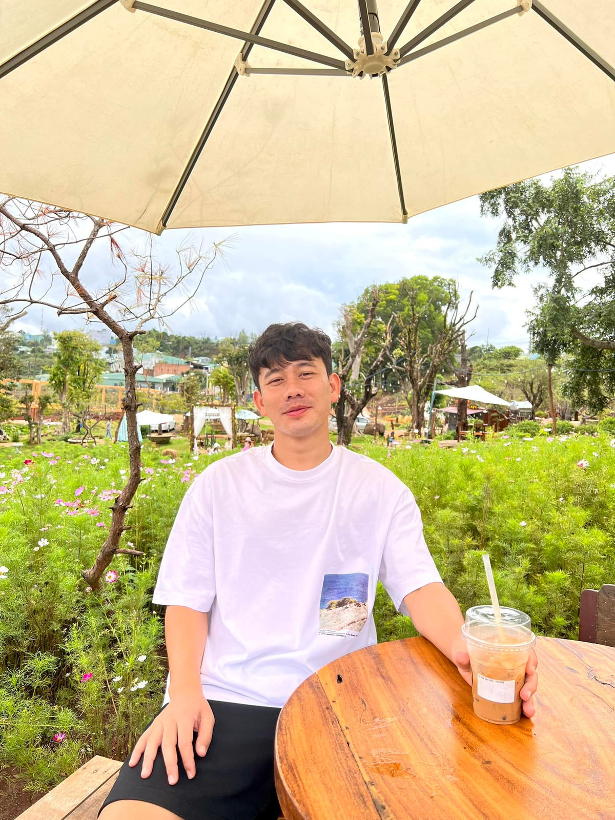 Nam cầu thủ diện áo thun trắng đơn giản nhưng cuốn hút. Ảnh: FBNV