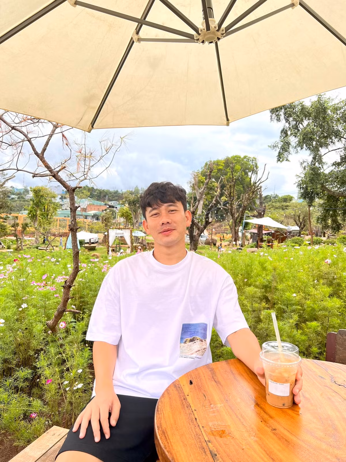 Nam cầu thủ diện áo thun trắng đơn giản nhưng cuốn hút. Ảnh: FBNV