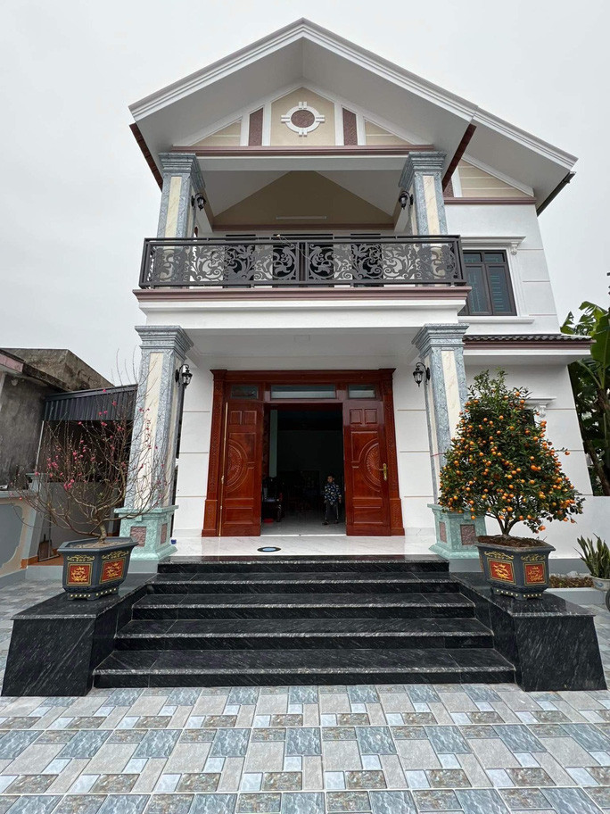 Căn nhà mới Minh Vương xây tặng mẹ gồm 2 tầng, khá khang trang. Phía trên có thêm mái cao để chống nóng. Ảnh: FBNV