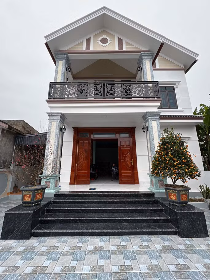 Căn nhà mới Minh Vương xây tặng mẹ gồm 2 tầng, khá khang trang. Phía trên có thêm mái cao để chống nóng. Ảnh: FBNV