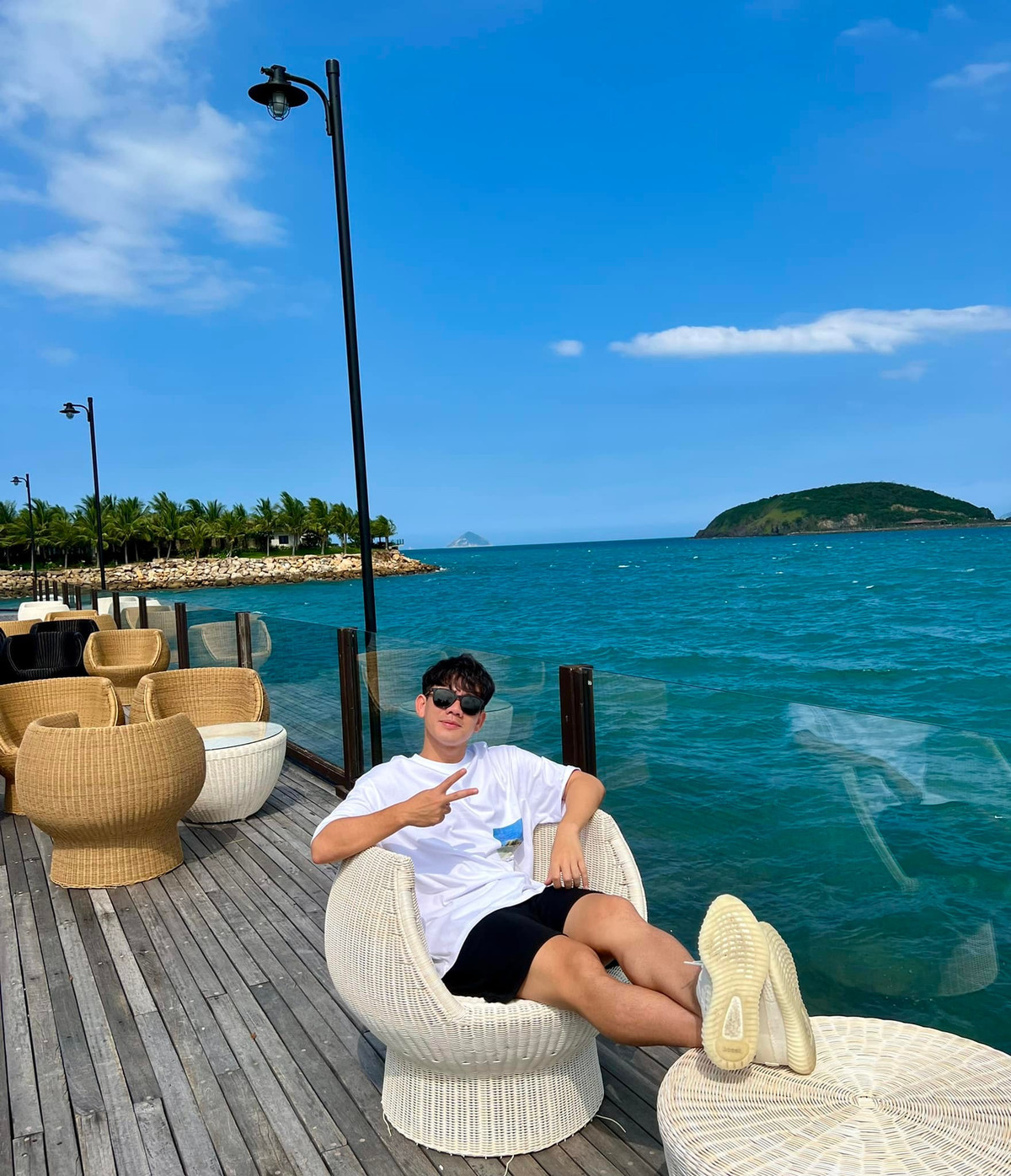 Trên trang cá nhân, Minh Vương đăng tải loạt ảnh đi du lịch sang trọng. Ảnh: FBNV