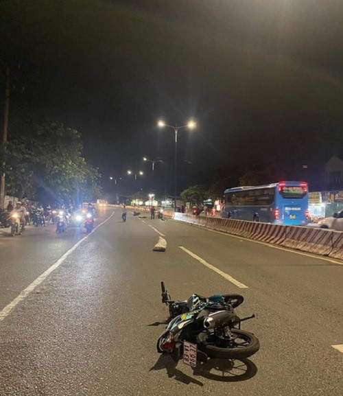 Hai vu xe may tong dai phan cach trong dem, 2 thanh nien tu vong-Hinh-2