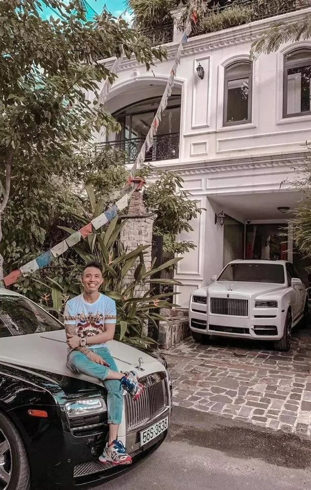 Căn nhà thiết kế theo phong cách châu Âu, xung quanh được chồng bởi rất nhiều cây xanh. Nguồn ảnh: FBNV