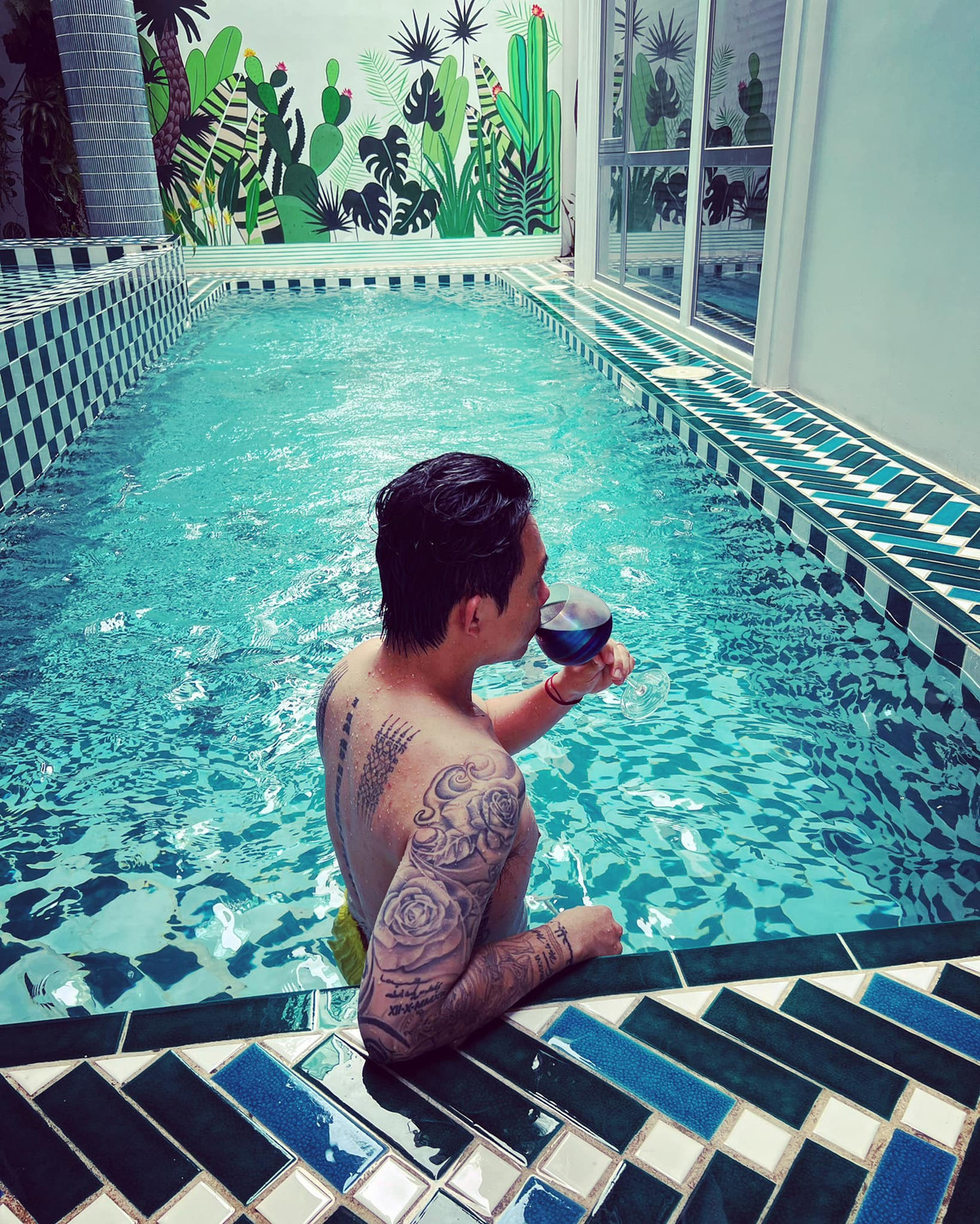 Trong nhà có bể bơi lớn.