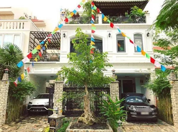 Trước đó, gia đình Minh Nhựa sống trong căn biệt thự 3 tầng ở quận 6, TP HCM.