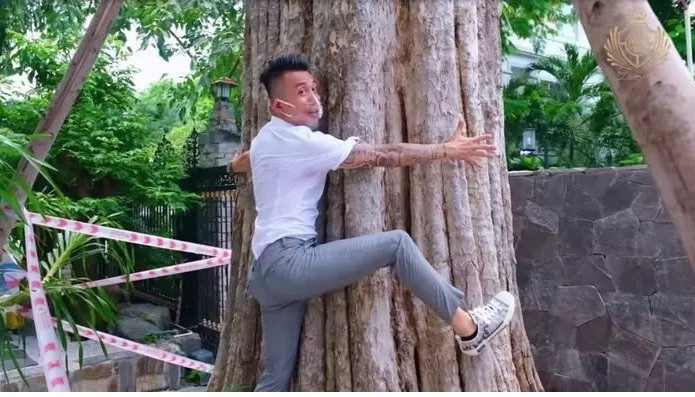 Minh Nhựa còn tậu thêm một cây bằng lăng siêu to khổng lồ vừa làm bóng mát vừa đẹp.