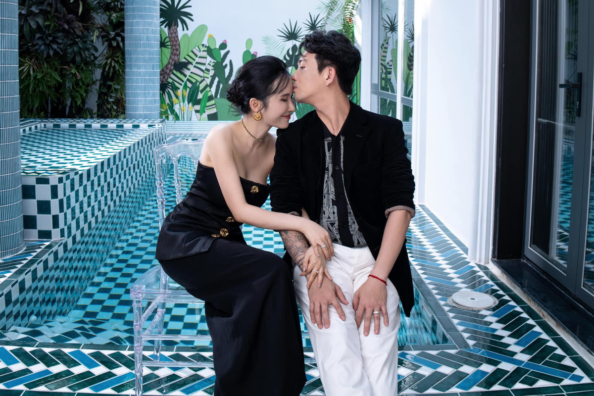 Vợ chồng đại gia Minh Nhựa thoải mái "sống ảo" bên bể bơi trong xanh.