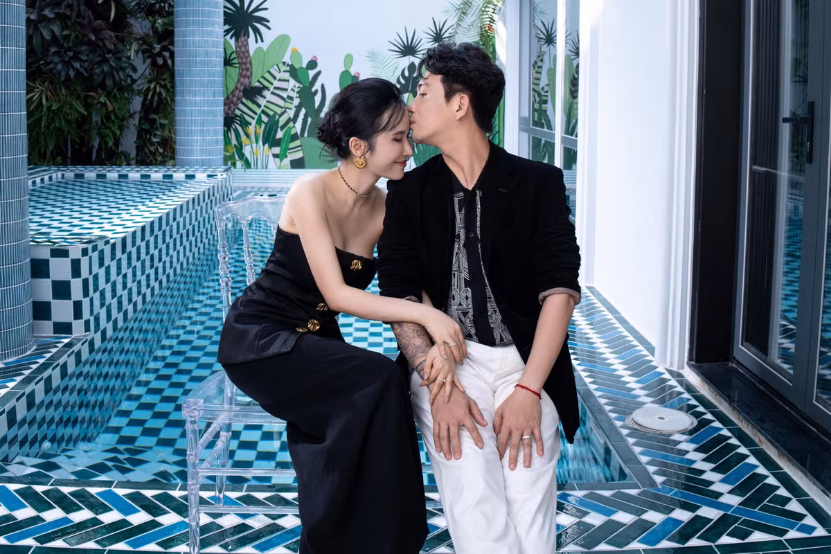 Vợ chồng đại gia Minh Nhựa thoải mái "sống ảo" bên bể bơi trong xanh.