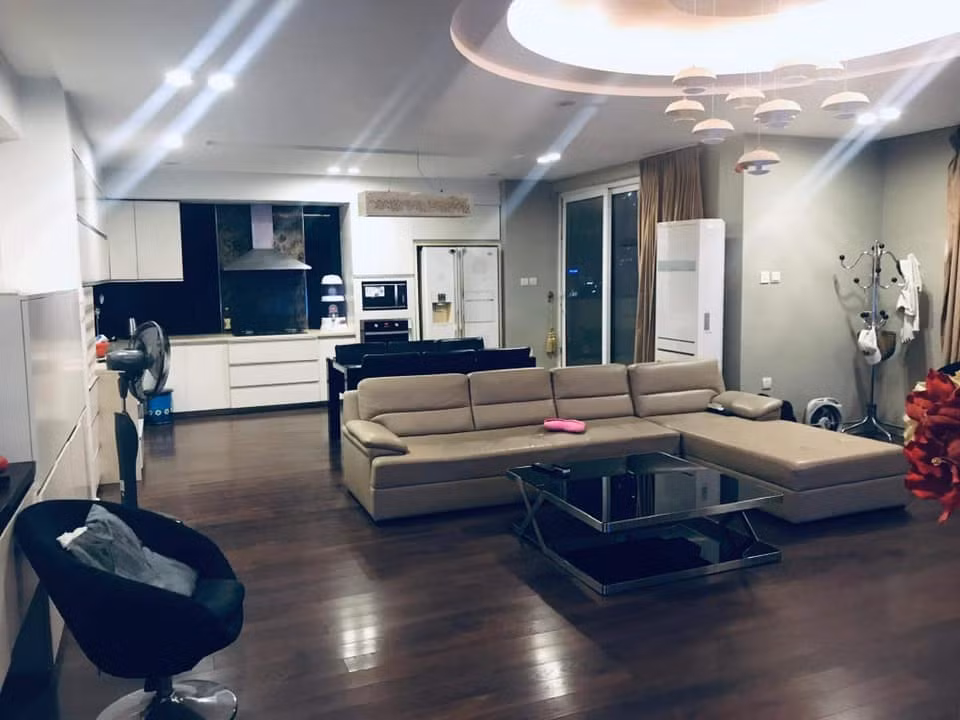 Phòng bếp hiện đại với gam màu trắng chủ đạo.