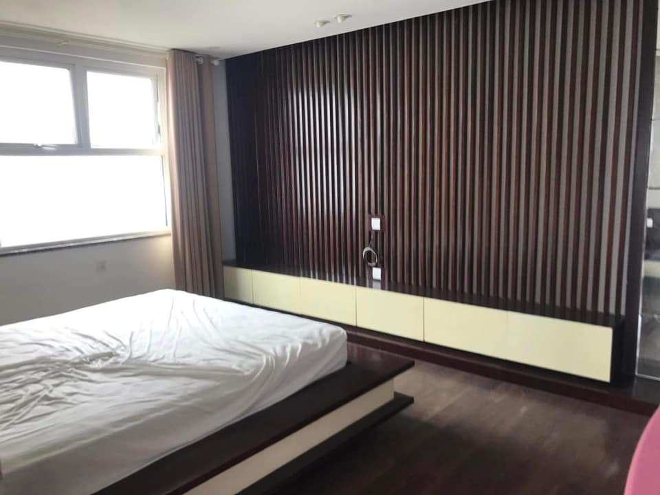 Cửa sổ lớn giúp phòng ngủ lấy ánh sáng tối đa.