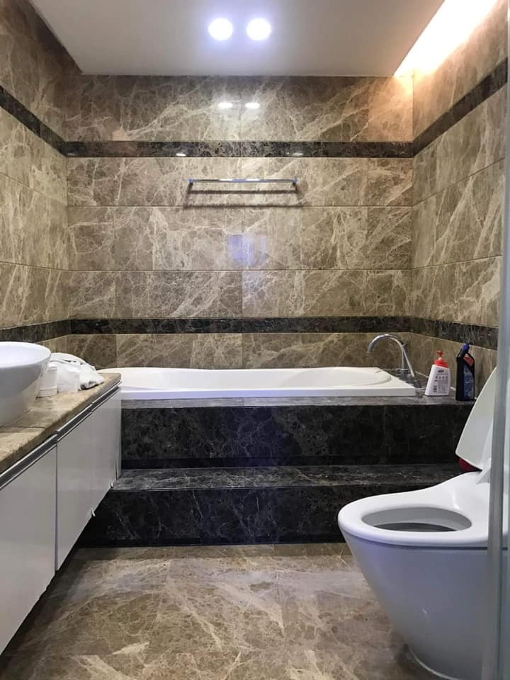 Phòng tắm được ốp đá sang trọng.