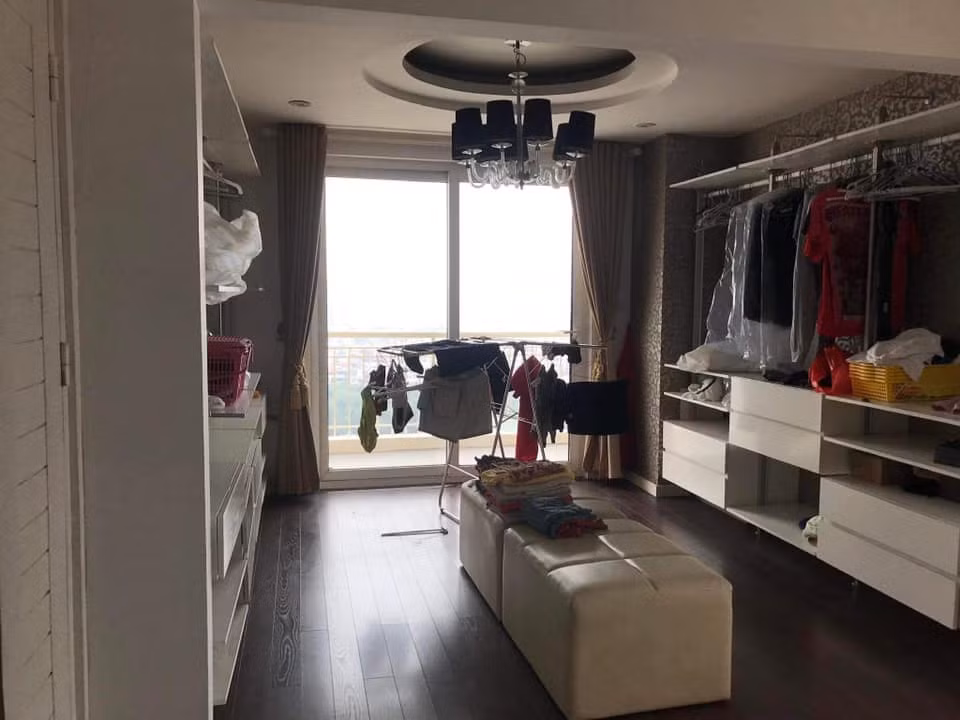 Căn hộ có 3 phòng ngủ 2 nhà vệ sinh. Trong đó 1 phòng ngủ đã được Bạch Lan Phương sử dụng để làm phòng quần áo.