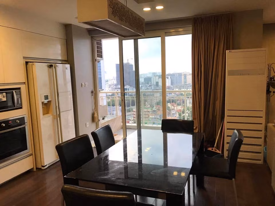 Căn hộ của vợ sắp cưới Huỳnh Anh có 3 ban công thoáng đãng.