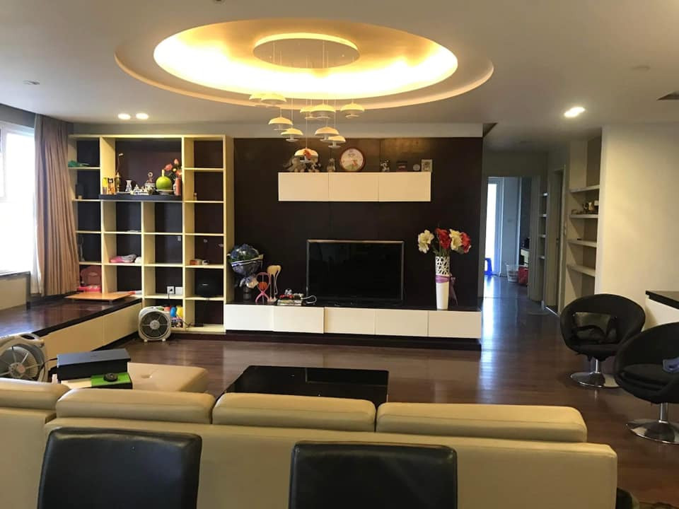 Phòng khách có view thẳng hồ Tây và sông Hồng, phòng ngủ view hồ Giảng Võ.