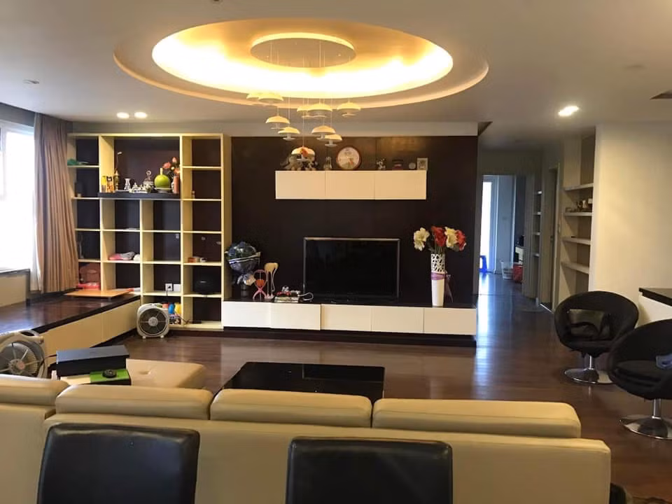 Phòng khách có view thẳng hồ Tây và sông Hồng, phòng ngủ view hồ Giảng Võ.