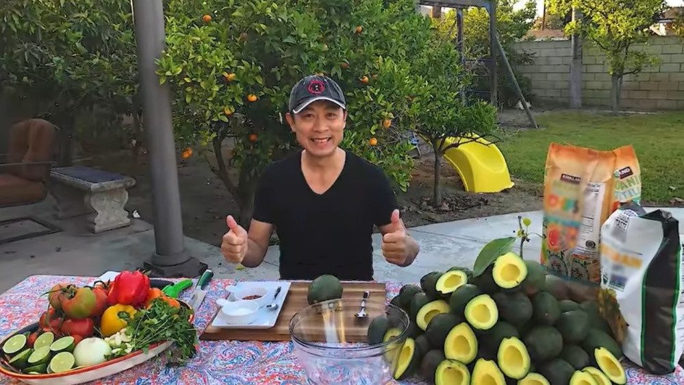 Đặc biệt, trong khu vườn của danh hài Vân Sơn có cả cây bơ hơn 60 năm tuổi vẫn cho trái thơm, ngọt bùi, béo ngậy.