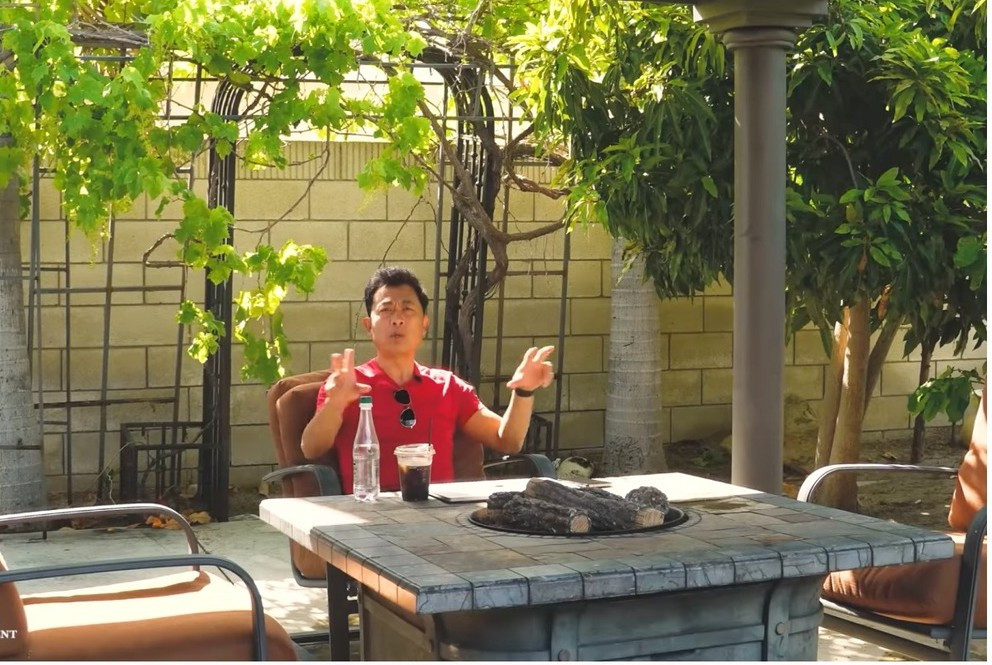 Tên tuổi của danh hài Vân Sơn gắn liền với thanh xuân của một thế hệ. Nam nghệ sĩ hiện định cư tại Mỹ và tận hưởng cuộc sống an nhiên khi sở hữu khối tài sản đáng ngưỡng mộ.