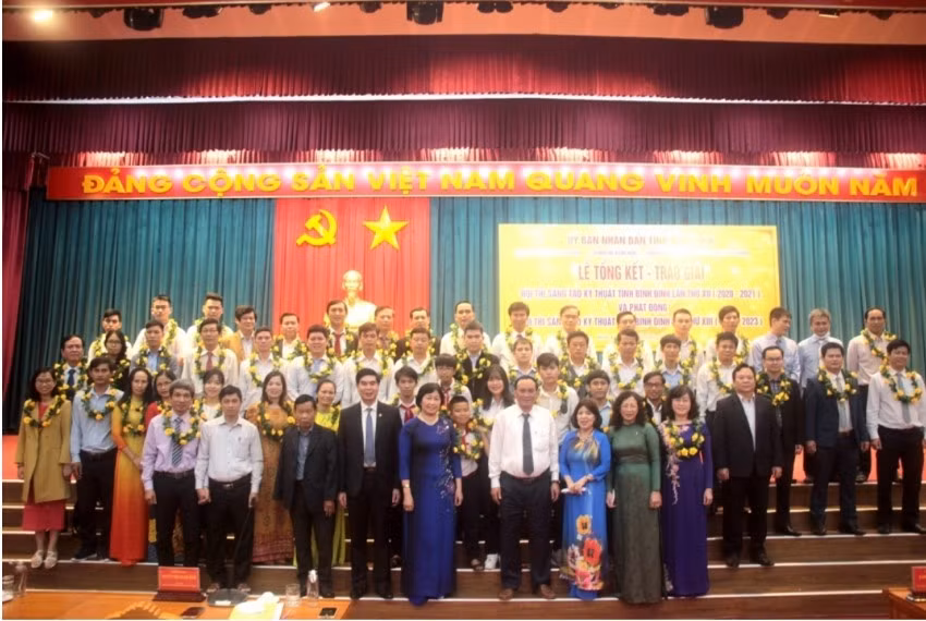 Trao thuong 36 giai phap doat giai Hoi thi Sang tao ky thuat tinh Binh Dinh lan thu XII