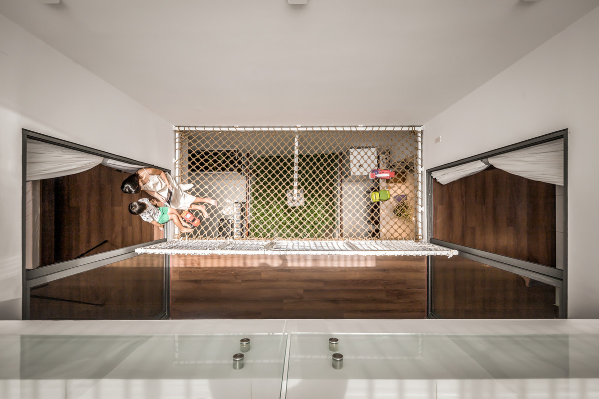 Kiến trúc sư quyết định đưa một khoảng trống lớn ra giữa nhà, đóng vai trò thông gió cho mọi không gian.