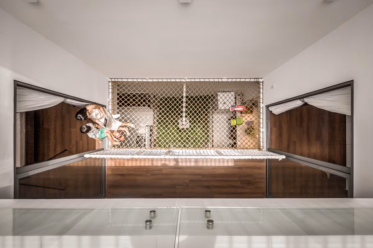 Kiến trúc sư quyết định đưa một khoảng trống lớn ra giữa nhà, đóng vai trò thông gió cho mọi không gian.