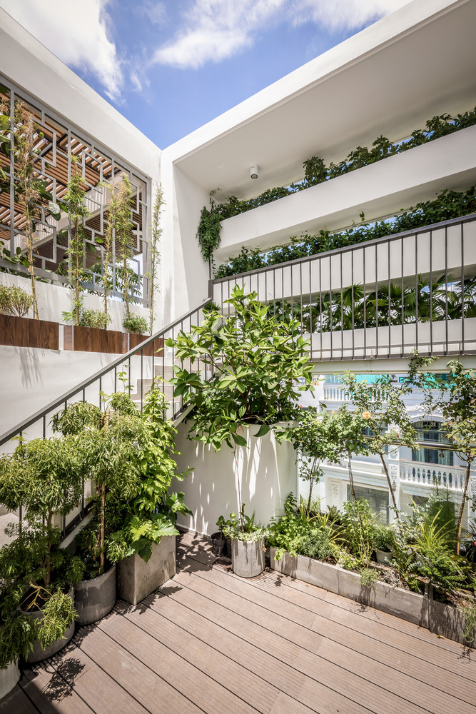 Tầng thượng có một phòng tập thể dục nhỏ mở ra sân vườn, nơi có thể quan sát ánh nắng qua tán cây vào buổi sáng.