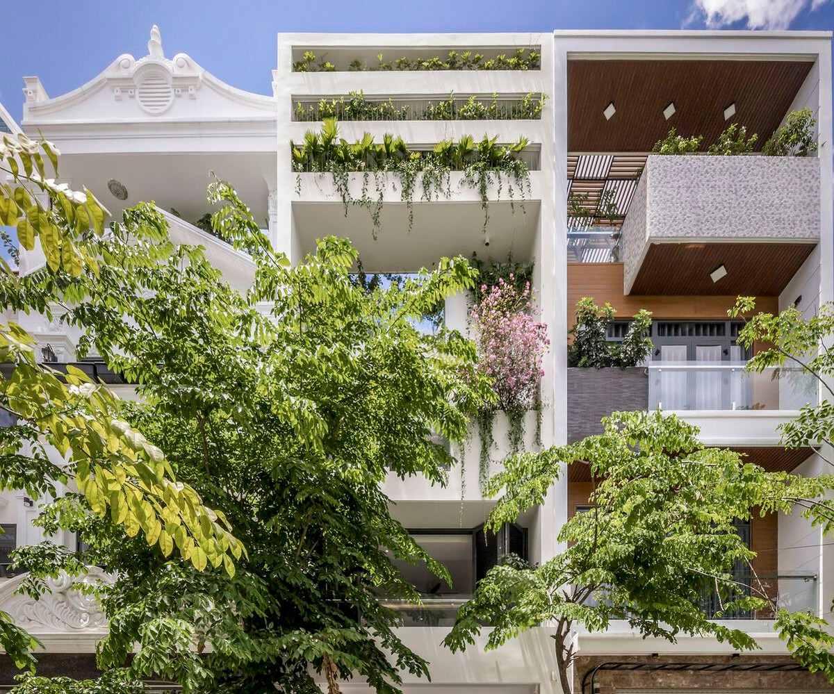 TQ House nằm trên khu đất có diện tích 5x16m, xen giữa hai ngôi nhà hiện hữu, mặt tiền hướng ra con phố nhỏ và mặt sau là một nhà khác.