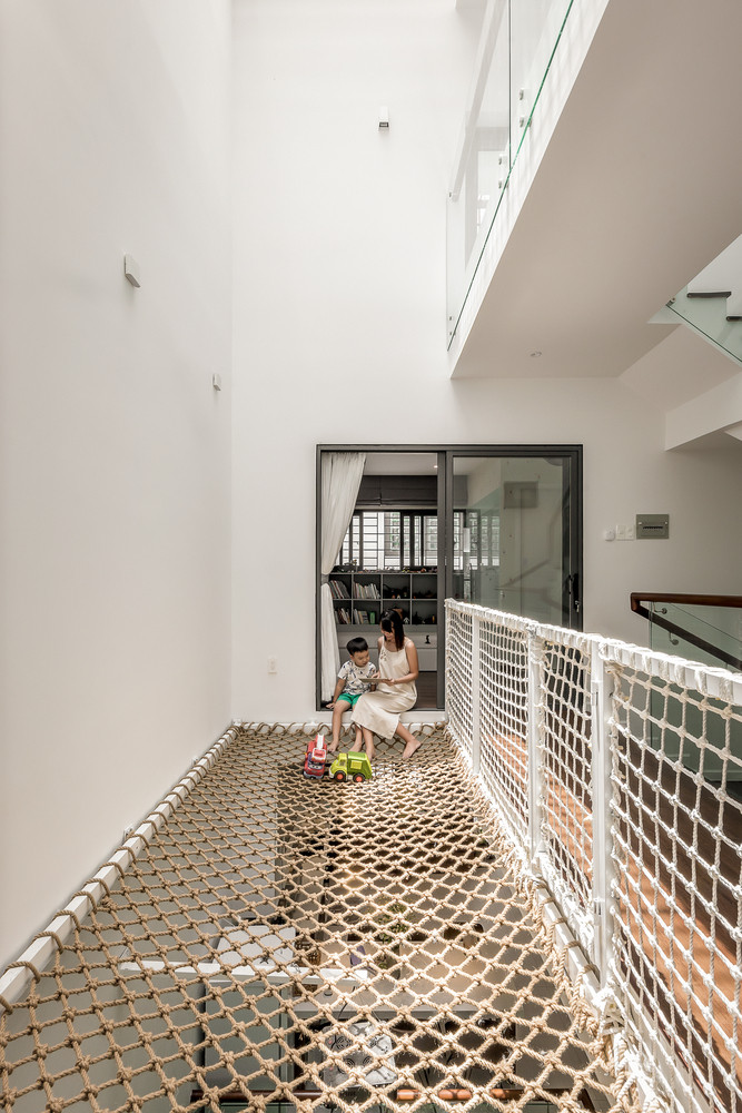 Ánh sáng mặt trời và gió có thể lọt vào nhờ mái kính và cửa gió bằng nhôm trên đỉnh.