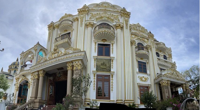 Tòa lâu đài của anh Định và anh Sắc xây dựng sát nhau, bao gồm 4 tầng nổi và 1 tầng hầm để xe. Các chi tiết bên ngoài được trang trí, sơn, đắp nổi công phu với tông màu trắng - vàng. Ảnh: Nhịp sống Việt