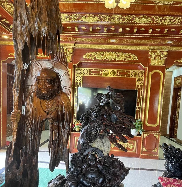 Phòng khách nổi bật với những bộ bàn ghế gỗ với kích thước lớn. Ảnh: Nhip sống Việt