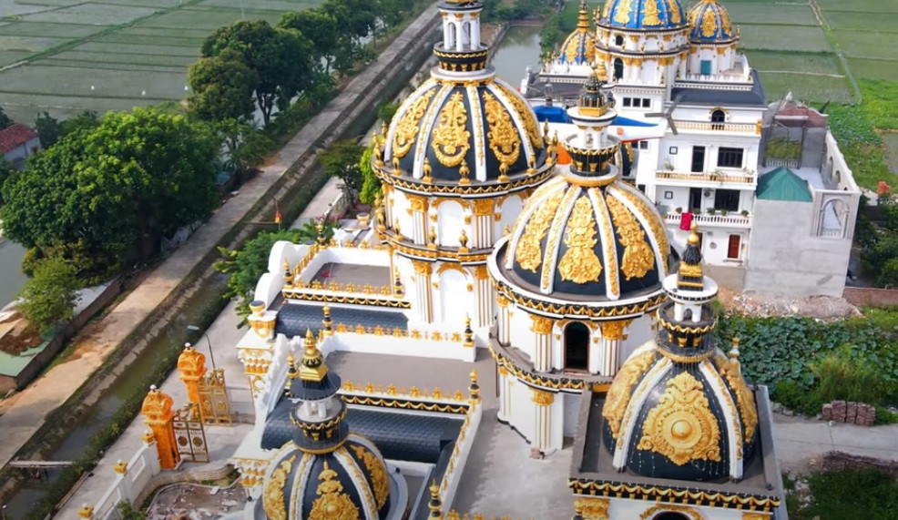 Cả 3 tòa lâu đài có kiến trúc đồng nhất theo phong cách cổ điển bao gồm 1 mái vòm chính và các mái vòm phụ có kích cỡ nhỏ hơn. Ảnh: Hanoi Vlog