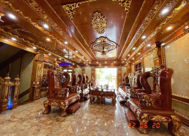 Nội thất trong nhà được ốp gỗ và dát vàng ở nhiều chi tiết trang trí. Ảnh: Nhip sống Việt