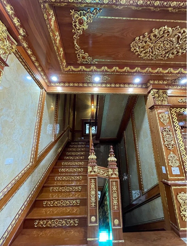 Cầu thang, cửa, cột và trần nhà đều được dát vàng xa xỉ. Ảnh: Nhịp sống Việt
