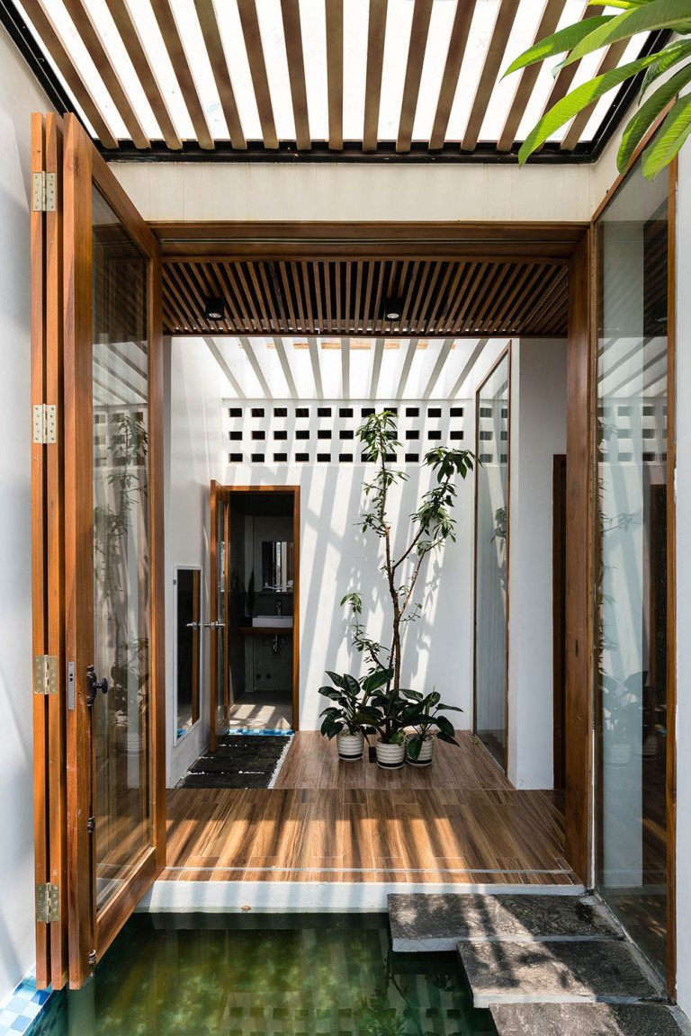 Ánh nắng len lỏi khắp không gian.