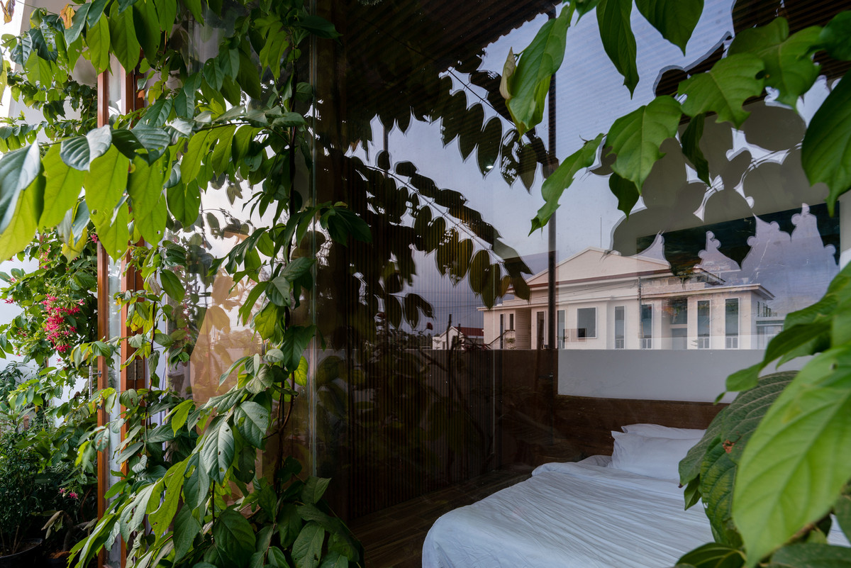 Khoảng trống đặt ở trung tâm của ngôi nhà, đóng vai trò là một điểm để cân bằng thiên nhiên. Tại không gian này, thiên nhiên xuất hiện với các yếu tố như cây cối, ánh sáng tự nhiên.